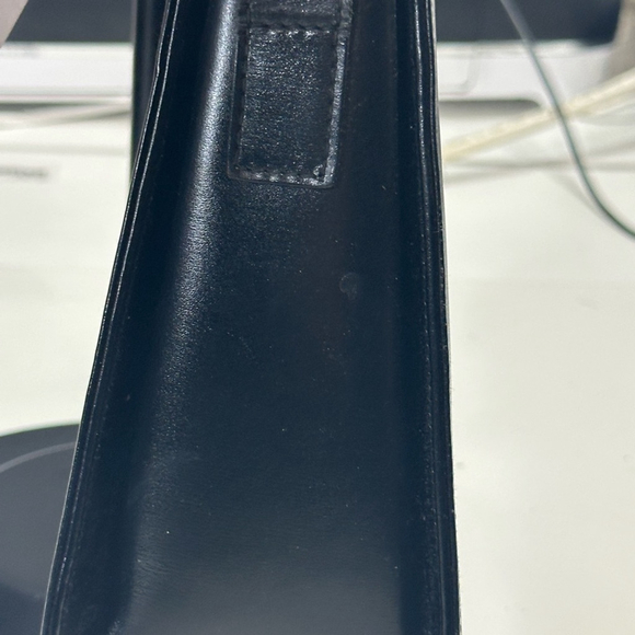 Sleek Black Gucci Shoulder Bag with Structured Design and Thin Strap - Picture 5 of 16